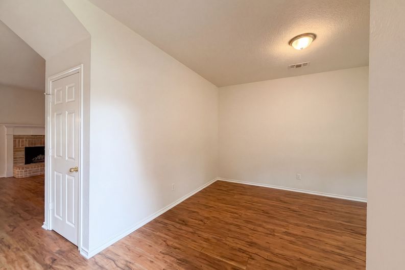 Photo 7 of 27 of 6218 Kingswood Dr, Arlington, TX