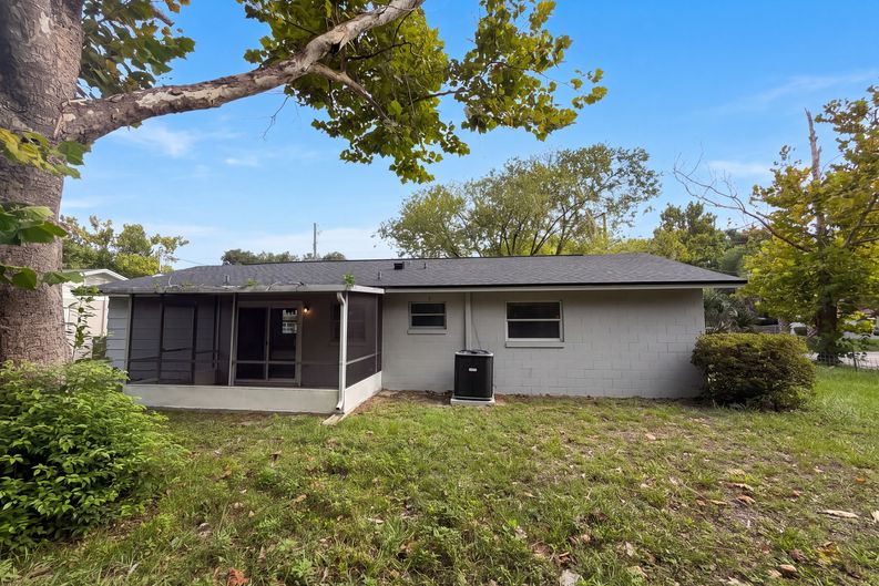 Photo 5 of 23 of 1735 Jefferson Dr, Mount Dora, FL
