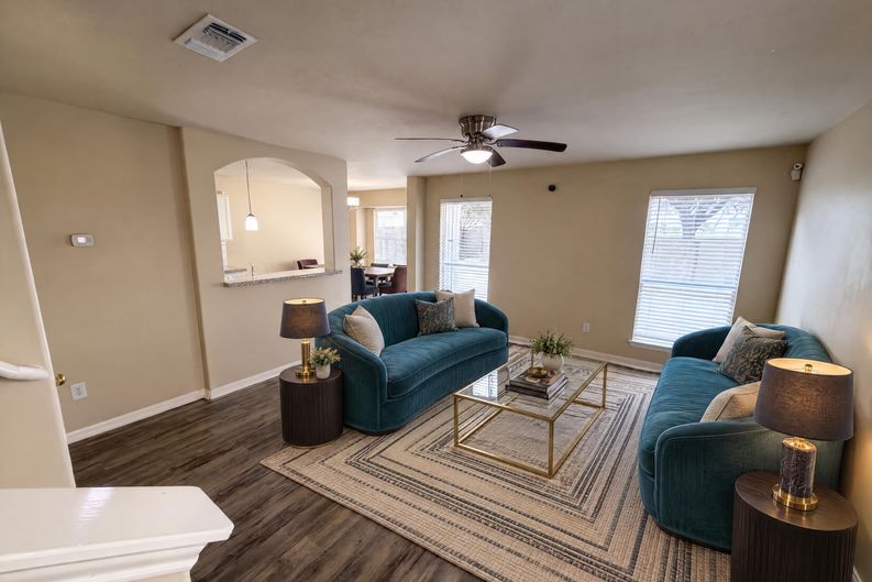 Photo 3 of 28 of 10250 Rolleston Ln, Houston, TX