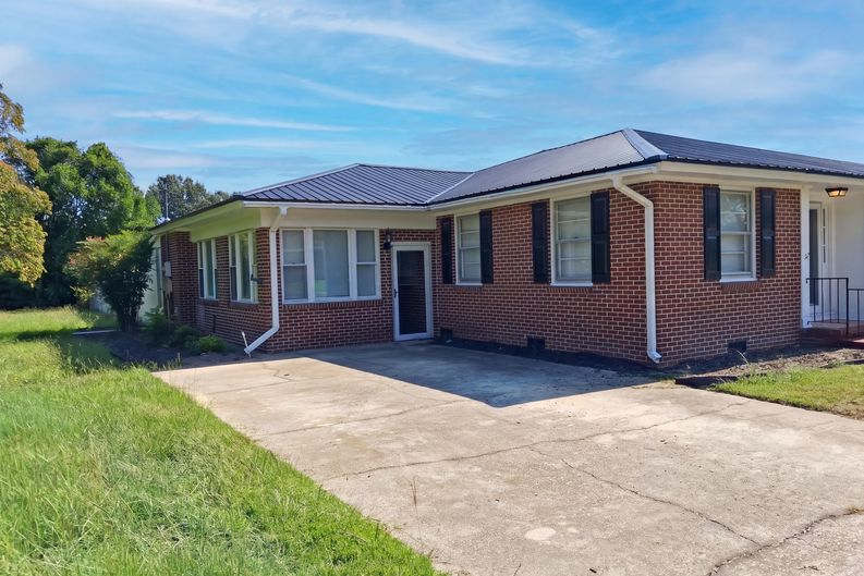 Photo 16 of 19 of 1321 E Washington St, Dillon, SC