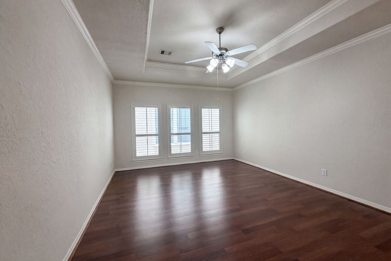 Photo 4 of 21 of 2942 Royal Oaks Crst, Houston, TX