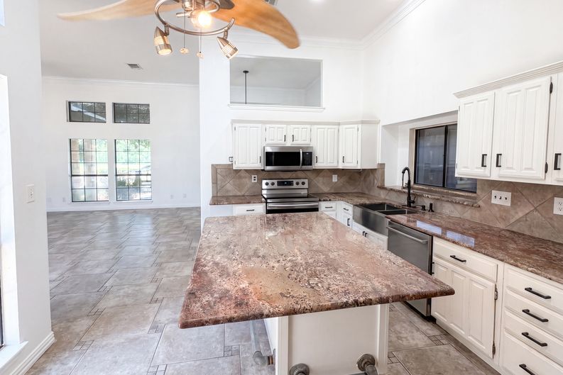 Photo 7 of 18 of 1613 Mullins Dr, Plano, TX