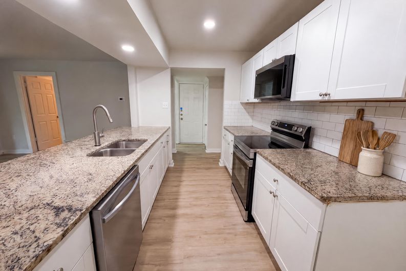 Photo 6 of 20 of 3969 Lost Creek Dr, Dallas, TX