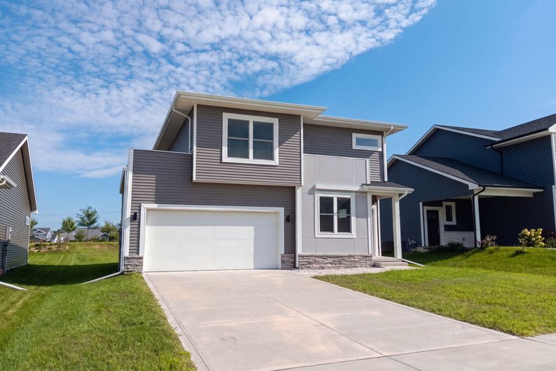Photo 20 of 24 of 15215 Deerview Dr, Urbandale, IA