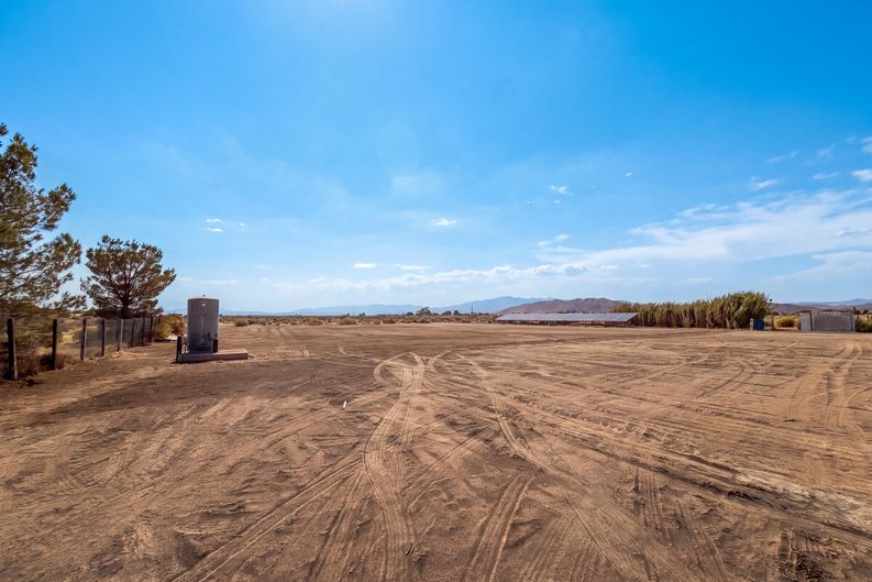Photo 37 of 40 of 1401 60th St W, Rosamond, CA