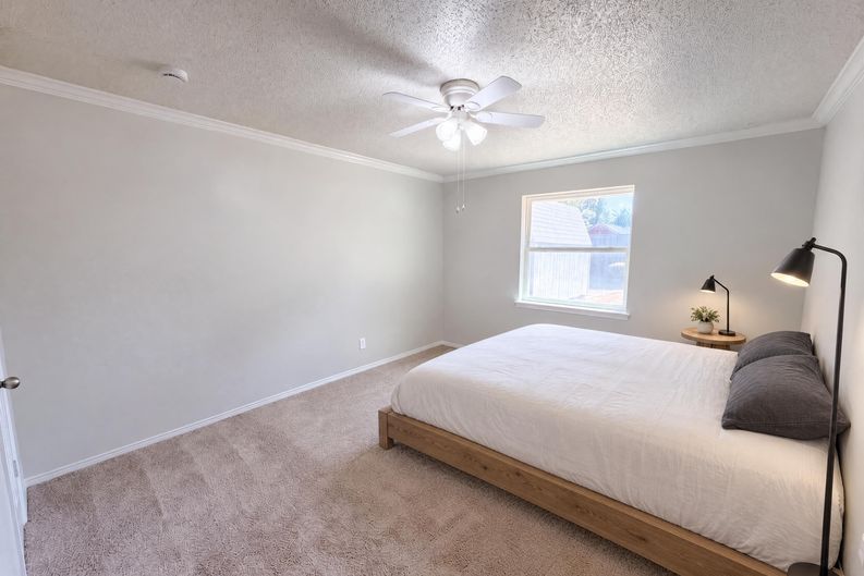 Photo 4 of 27 of 1208 Hillcrest Dr, Euless, TX