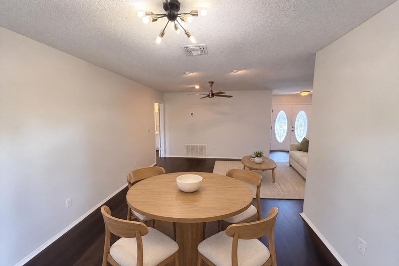 Photo 12 of 25 of 733 Lakeview Dr, Winter Springs, FL