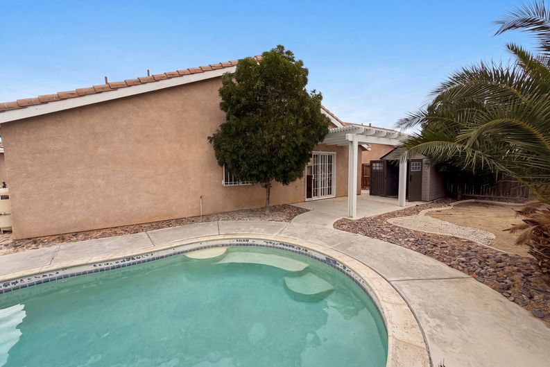 Photo 23 of 27 of 18792 Dogwood Ct, Adelanto, CA