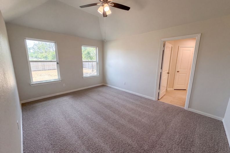 Photo 4 of 17 of 301 E Jefferson St, Palmer, TX