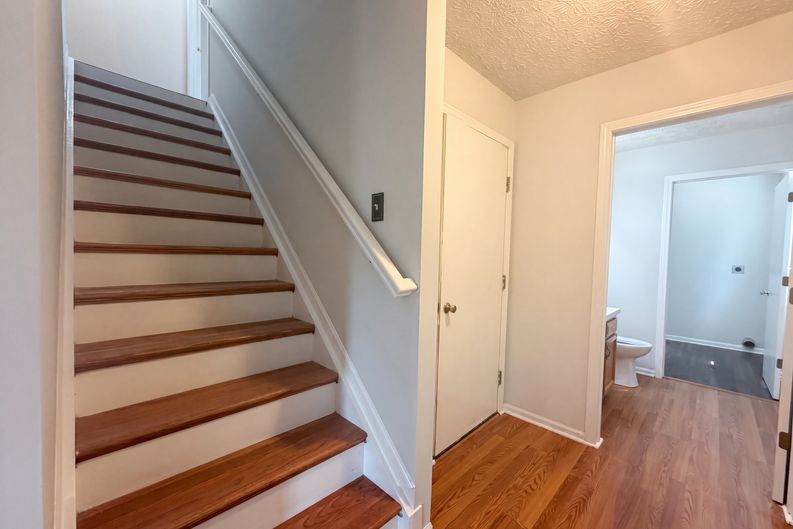 Photo 9 of 32 of 1618 Saddlebrook Dr, Heath, OH
