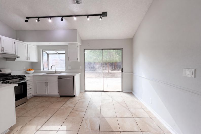 Photo 6 of 19 of 545 Spruce Ct, Palmdale, CA