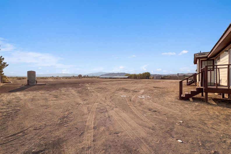 Photo 36 of 40 of 1401 60th St W, Rosamond, CA