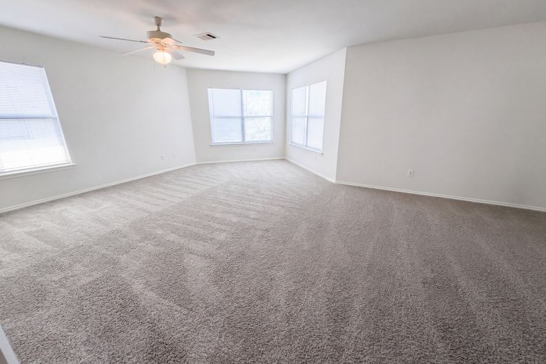 Photo 4 of 21 of 305 Edgewood Cv, Leander, TX