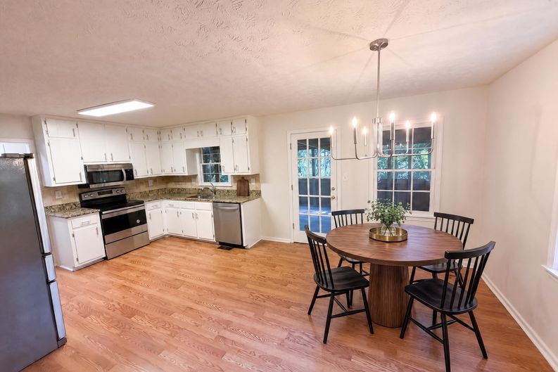 Photo 9 of 35 of 1825 Marsh Creek Dr, Lawrenceville, GA