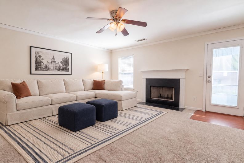 Photo 3 of 25 of 330 Oxnard Cir SW, Atlanta, GA