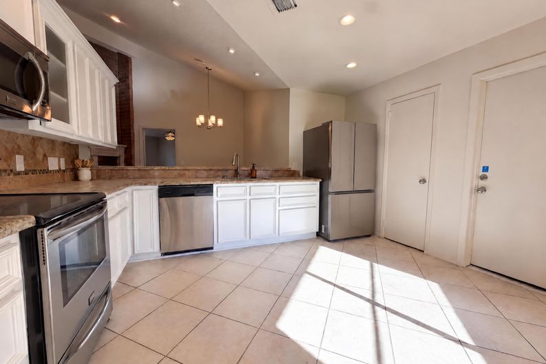 Photo 6 of 21 of 2307 Strait Ln, Houston, TX