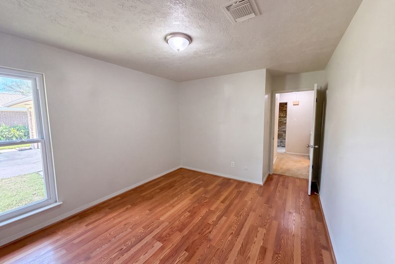 Photo 14 of 19 of 609 Heather Ln, Friendswood, TX