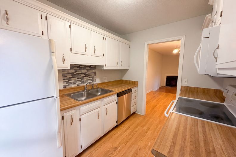 Photo 7 of 16 of 6420 English Oaks Dr, Raleigh, NC