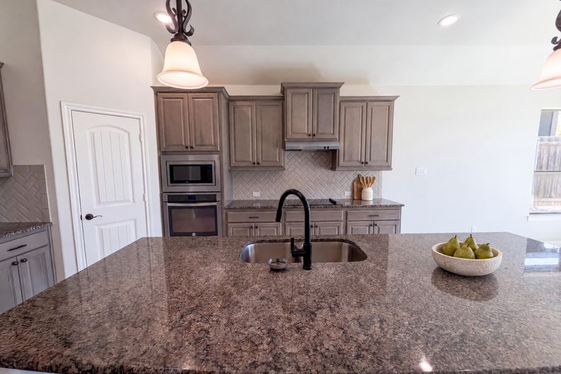Photo 8 of 20 of 130 Red Pine Dr, Red Oak, TX