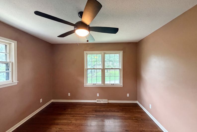 Photo 8 of 23 of 4321 NW Briarcliff Ln, Kansas City, MO