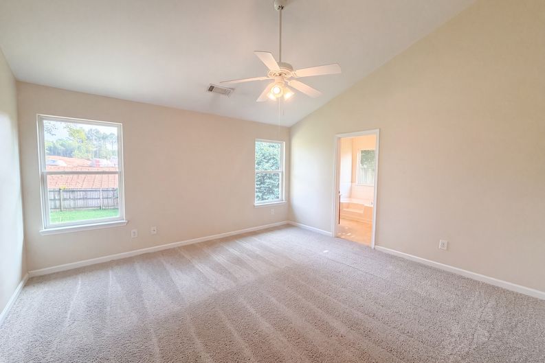 Photo 4 of 17 of 453 Castle Top Ln, Lawrenceville, GA