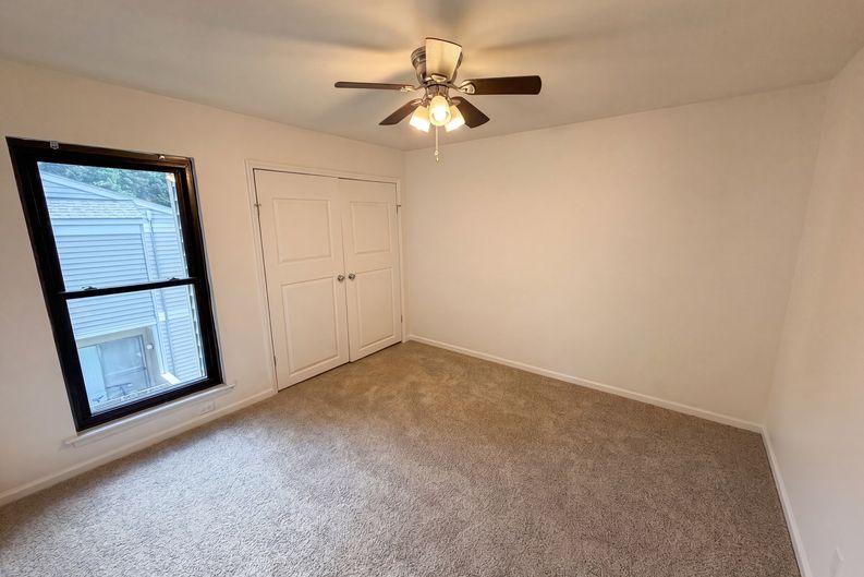 Photo 4 of 20 of 1625 Merry Oaks Rd, Charlotte, NC