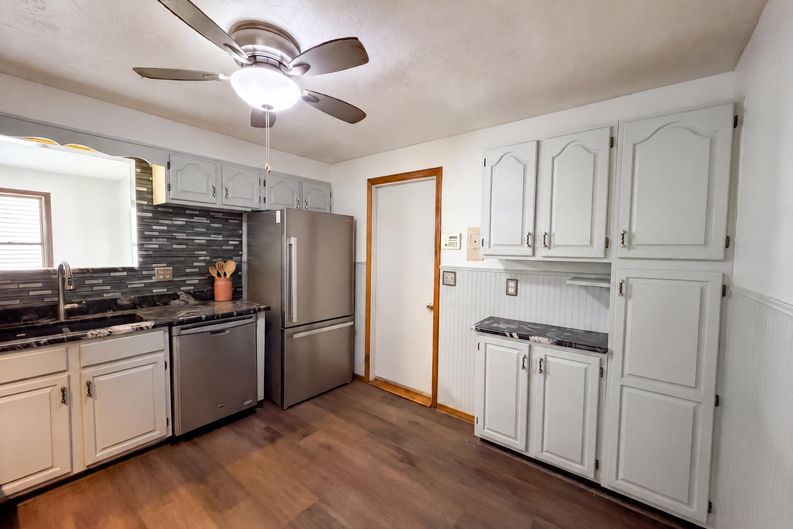 Photo 9 of 25 of 1015 Kingsway Dr, Lorain, OH