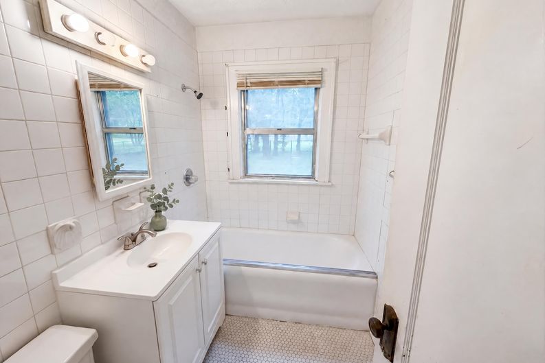 Photo 6 of 21 of 11304 E 55th Ter, Raytown, MO