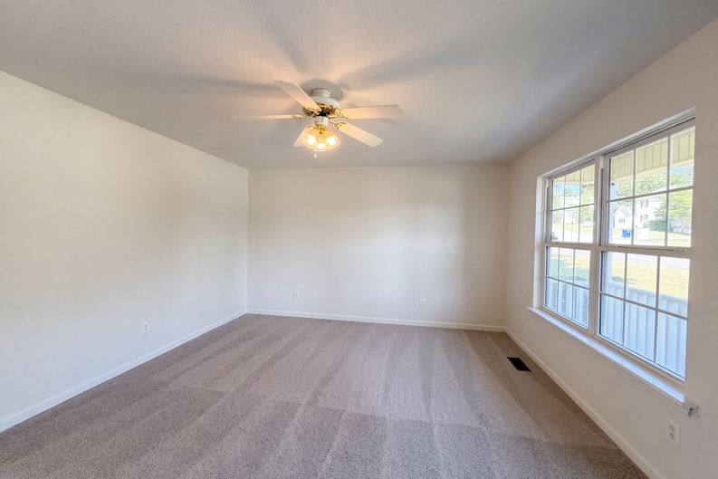 Photo 8 of 16 of 1303 St Hubbins Dr, La Vergne, TN