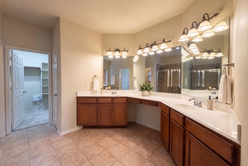 Photo 19 of 25 of 4710 Autumn Pine Ln, Houston, TX
