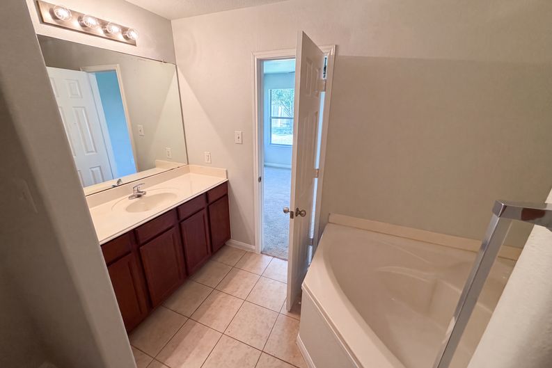 Photo 12 of 19 of 907 Amaryllis Rd, Baytown, TX