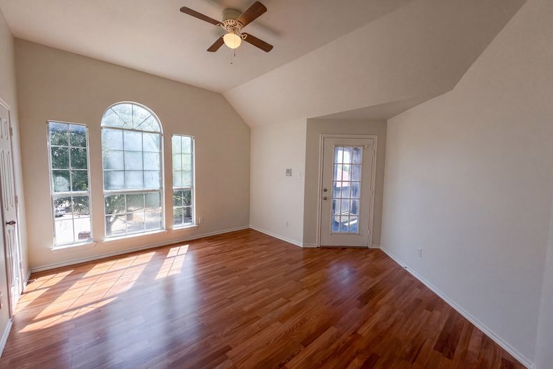 Photo 9 of 31 of 1402 Stone Oak Ct, Cedar Hill, TX