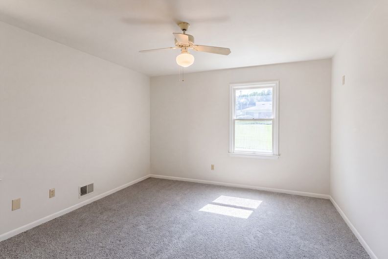 Photo 4 of 39 of 604 Meadowbrook Dr, Spartanburg, SC