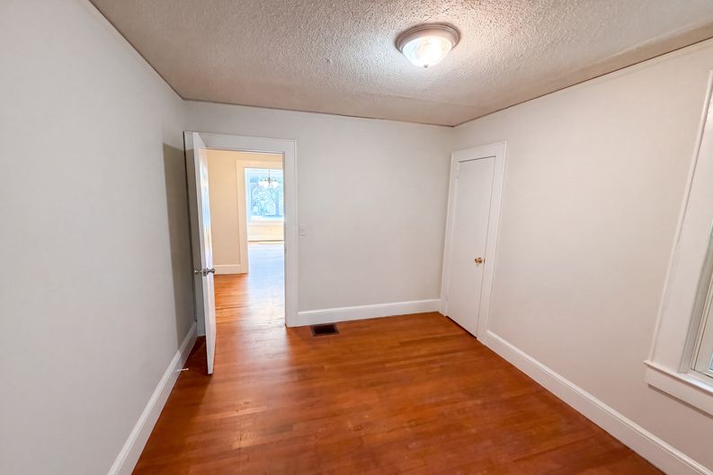 Photo 11 of 16 of 309 E Blue Ridge Dr, Greenville, SC