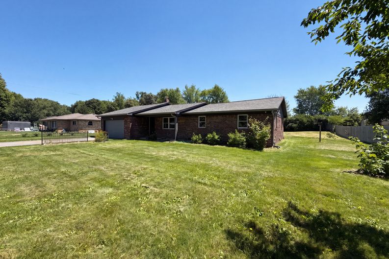 Photo 17 of 19 of 2883 S Wollenweber Rd, New Palestine, IN
