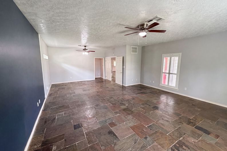 Photo 6 of 19 of 7934 Round Rock Dr, Houston, TX