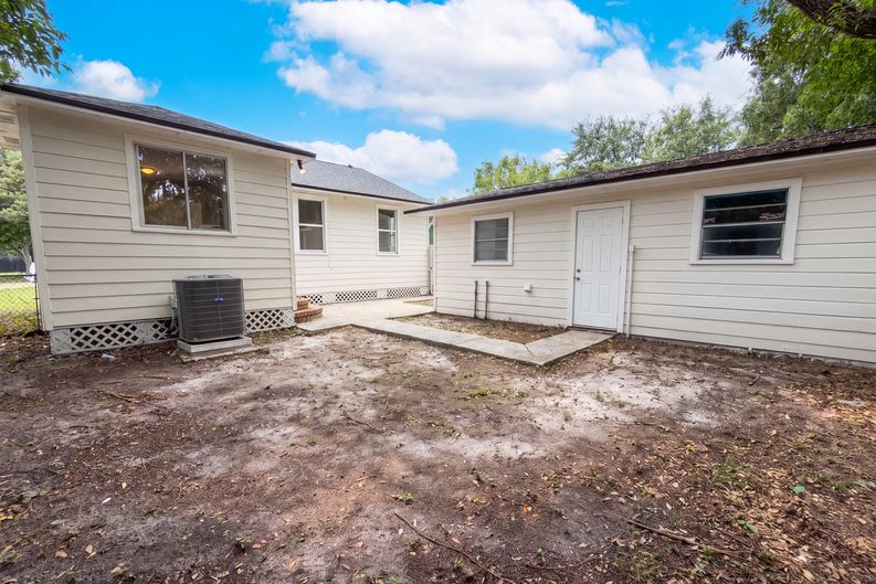 Photo 5 of 18 of 7329 Wilder Ave, Jacksonville, FL