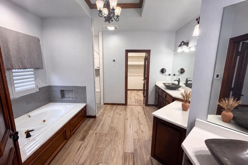 Photo 11 of 25 of 1017 W Camellia Way, Mustang, OK