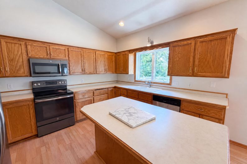 Photo 7 of 34 of 8763 Autumn Oaks Dr, Rockford, MN