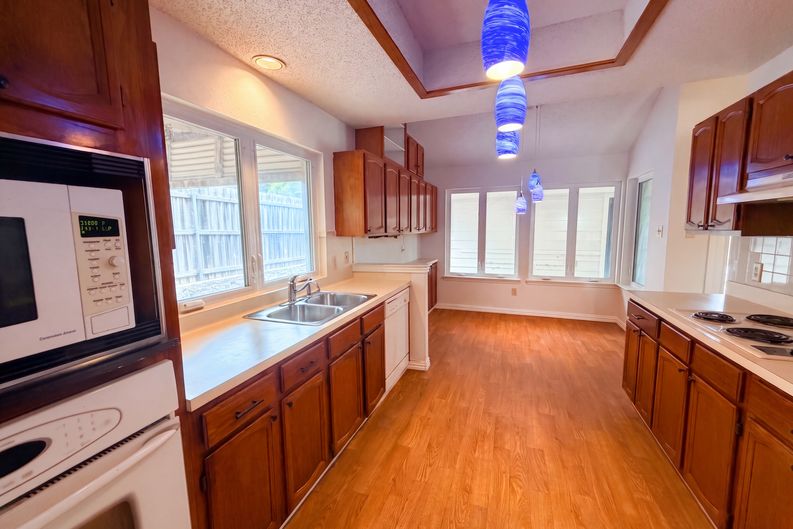 Photo 9 of 20 of 301 Hillside Ct, Garland, TX