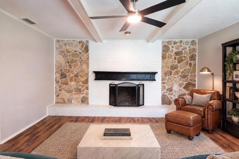 Photo 3 of 22 of 1618 Woodcrest Ln, Carrollton, TX