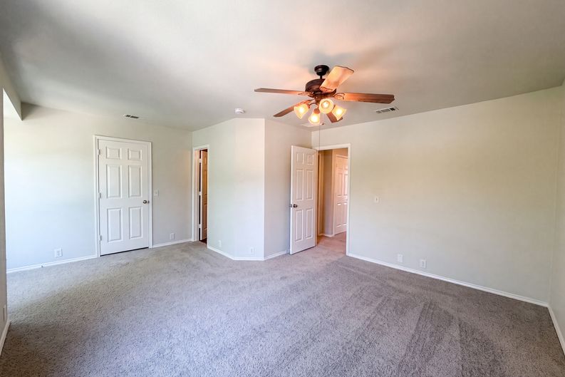 Photo 4 of 26 of 10636 Traymore Dr, Fort Worth, TX