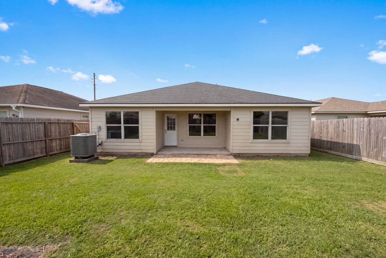 Photo 5 of 21 of 9002 Barracuda Dr, Texas City, TX