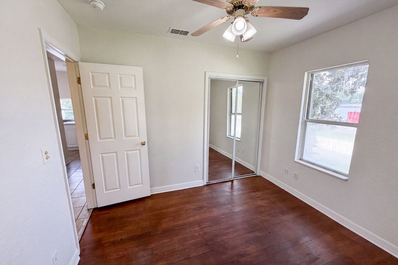 Photo 11 of 37 of 111 S Oleander Ave, Sanford, FL