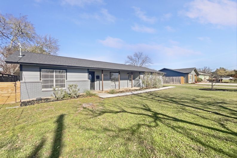 Photo 15 of 18 of 1105 E 17th St, Georgetown, TX