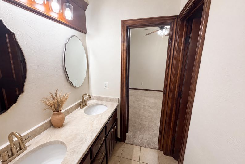 Photo 13 of 25 of 1017 W Camellia Way, Mustang, OK