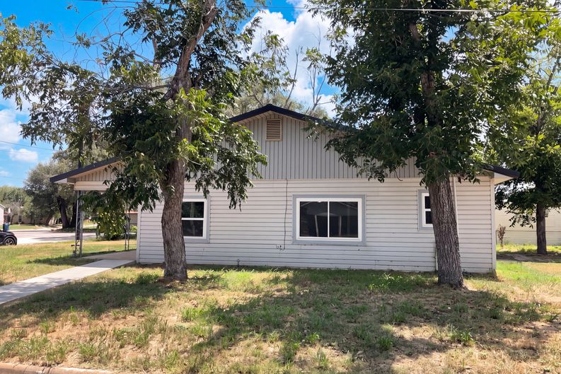 Photo 16 of 17 of 725 Kelly St, Poteet, TX