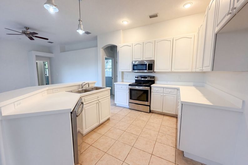 Photo 9 of 22 of 203 Taylor Bay Ln, Brandon, FL