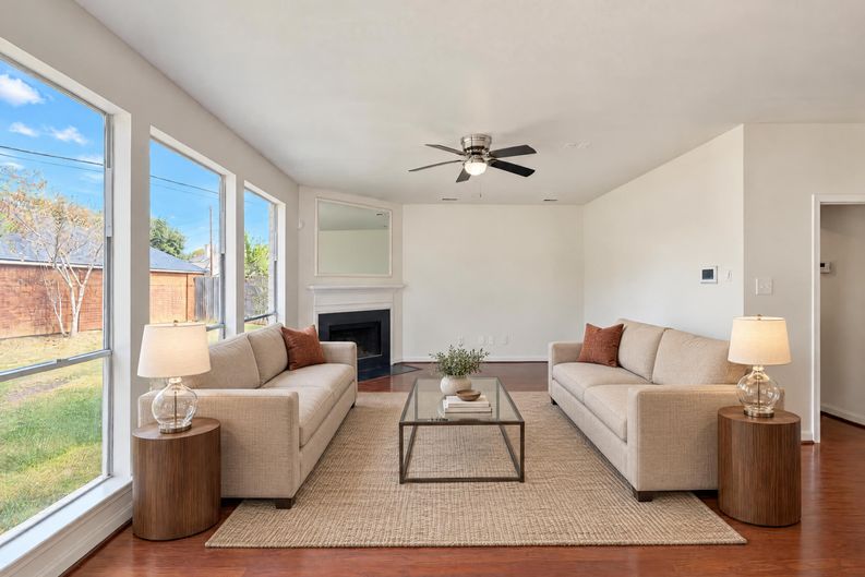 Photo 3 of 30 of 3407 Woodbine Pl, Pearland, TX