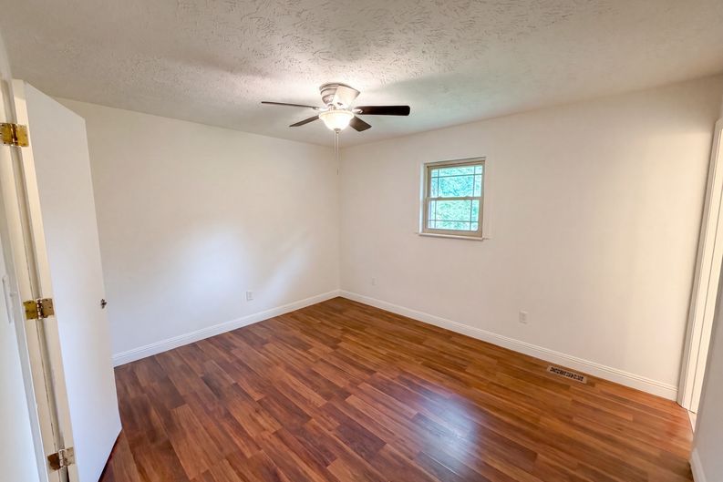 Photo 17 of 30 of 8505 Troutman Ln, Knoxville, TN
